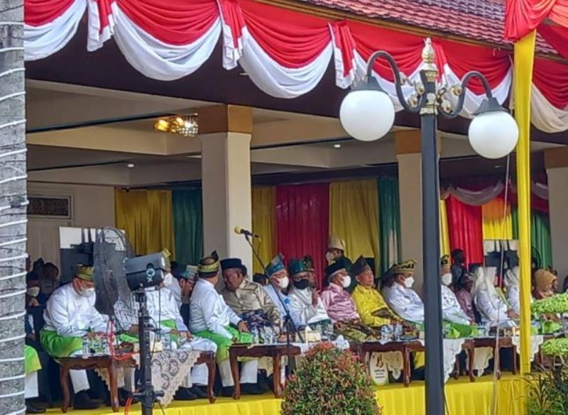 Upacara Hari Jadi ke-65 Riau, Mantan Gubernur Riau Duduk Berjejer dengan Gubri