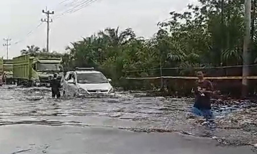 Banjir di Jalan Lintas Timur KM 83 Pelalawan Kian Parah