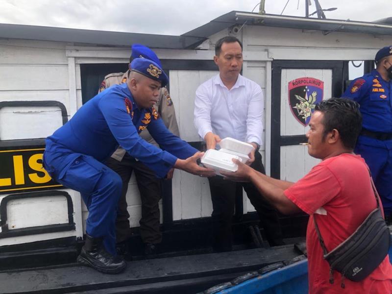 Personel Satpolairud Meranti Peduli, Mulai dari Bantu Tarik Perahu hingga Ajak Sarapan