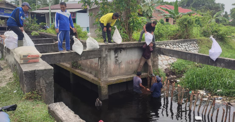 Upaya Darurat Atasi Krisis Air Baku, Perumda Tirta Terubuk Bengkalis Sekat Aliran Sungai
