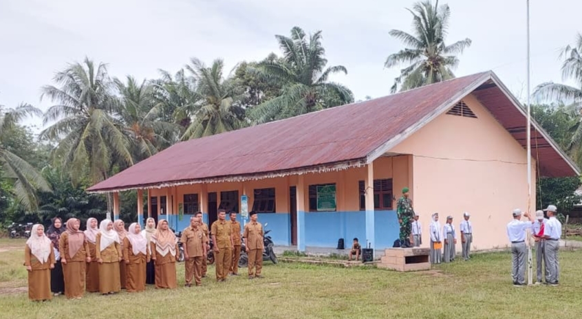 Peringatan Hari Pahlawan di SMKN 1 Bandar Laksamana, Babinsa Koramil 05 Bukit Batu Jadi Pembina Upacara