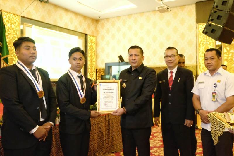 Lantik dan Kukuhkan Lulusan Widya Informatika, Bupati Harap Lanjut ke Jenjang Lebih Tinggi