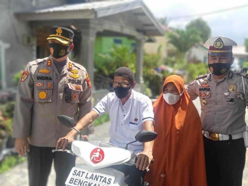 Senyum Penyandang Disabilitas Di Atas Sepeda Motor Roda Tiga