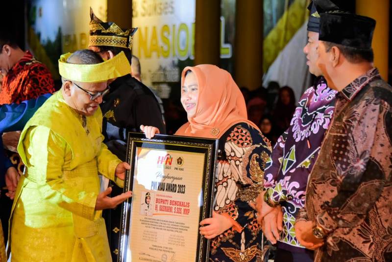 Mantap! Bupati Kasmarni Terima Anugerah PWI Riau Award 2023