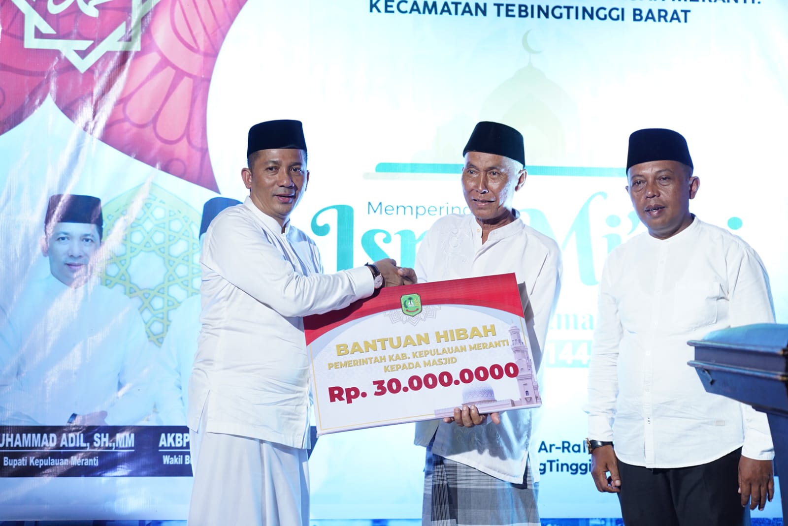 Isra Mi'raj Tebingtinggi Barat, H. Muhammad Adil Serahkan Bantuan Ke Masjid Ar-Rahman Desa Alai