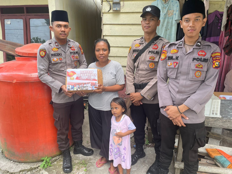 Puluhan Kaum Dhuafa di Selatpanjang dapat Bantuan Sembako dari Polisi