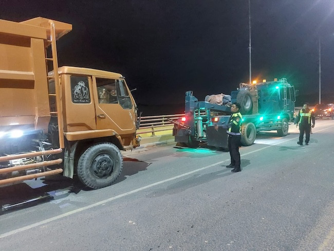 Rem Blong di Jembatan Siak II, Truk Lindas Dua Pengendara Motor