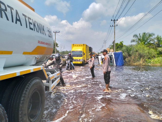 Banjir Jalintim KM 83 Pelalawan Semakin Surut, Akses Jalan Kembali Normal