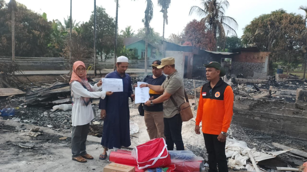 Dinsos Meranti Bersama Pemcam Serah Bantuan Korban Kebakaran Rumah di Desa Bagan Melibur