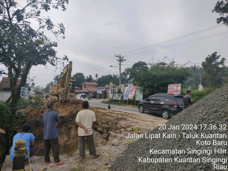 Jalan Lintas Nasional di Kuansing Ambrol, BPJN Turunkan Alat Berat
