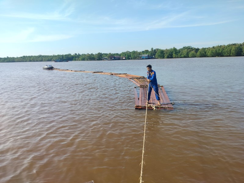 Polres Meranti Amankan 10 Ton Kayu Ilegal Logging di Sungai Dedap