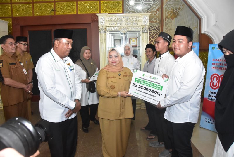 Diserahkan Bupati Kasmarni, Lima Anak Watan Bengkalis Dapat Bantuan Beasiswa dari Baznas