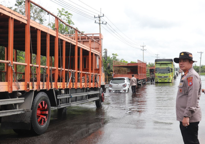 Banjir di Jalintim KM 83 Pelalawan Belum Surut, Air Masih Setengah Meter